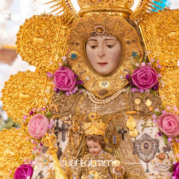 La Virgen del Rocío, vestida de Reina en Almonte